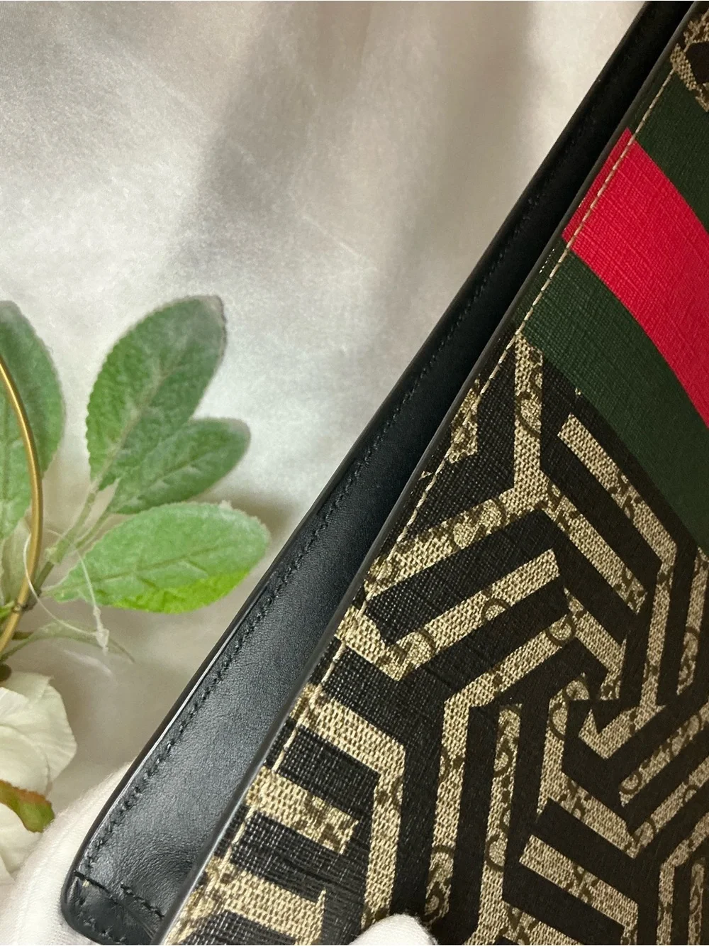 EUC Gucci Black Brown Signature Web Stripe Bee Messenger Clutch